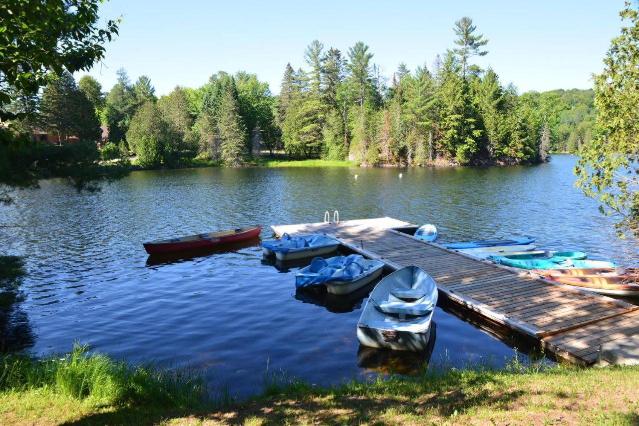 Hotel Et Centre De Villegiature Lac Carling Grenville-Sur-La-Rouge Exteriör bild